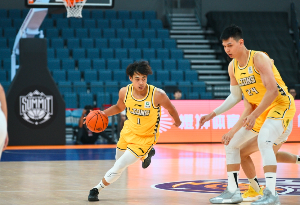 广厦男篮出征亚冠FIBA