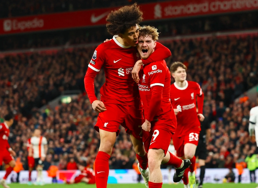 英超曼联夏季转会风云：新合同、新目标与阵容调整