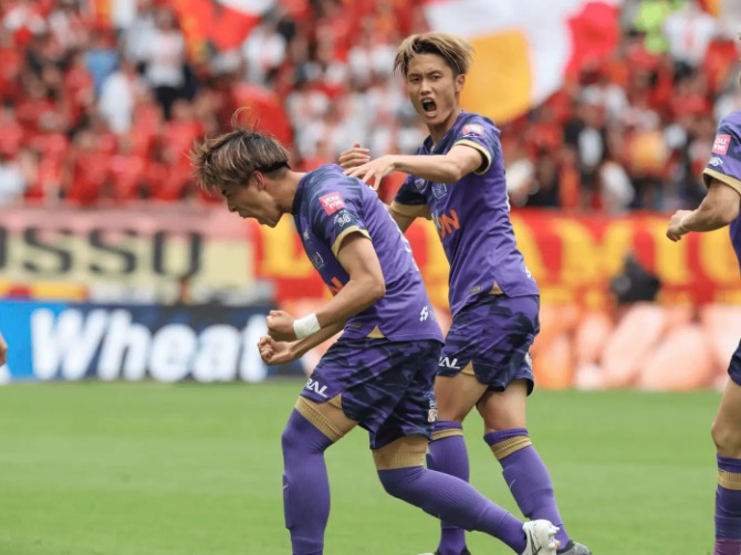 广岛三箭2-1逆转横滨 FC
