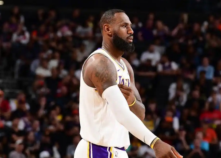 湖人130-120战胜热火队