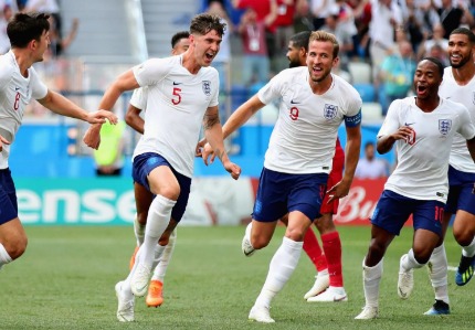 世界杯预选赛：英格兰VS塞尔维亚，一场关键的较量