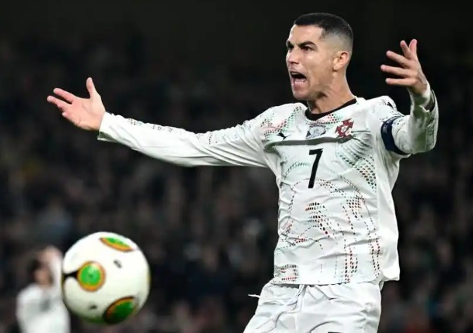 葡萄牙队长C罗红牌