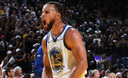 勇士斯蒂芬·库里单场得到40分，追平乔丹保持NBA历史纪录