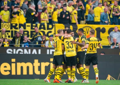 德甲焦点之战：多特蒙德主场迎战斯图加特，谁能打破不败魔咒？