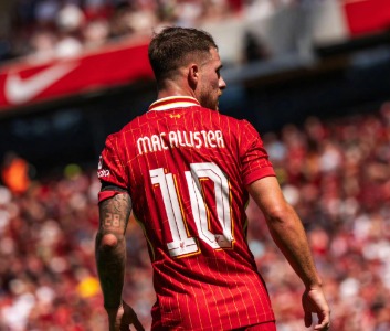 利物浦1-1桑德兰的英超对决：平局背后的精彩与评分